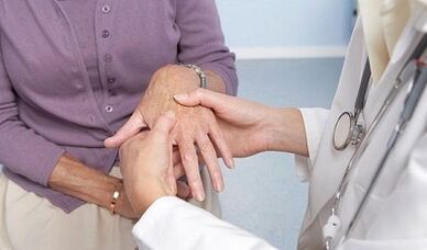 Medicul examinează încheieturile cu osteoartrita și artrita