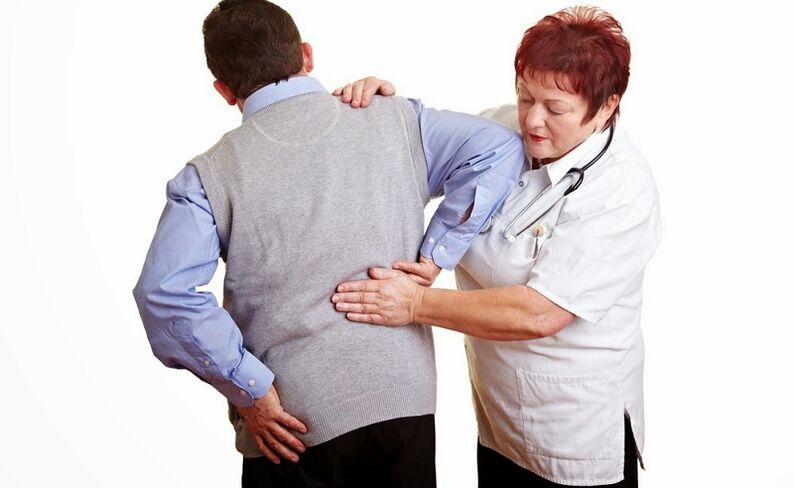 Un medic examinează pacientul pentru dureri de spate