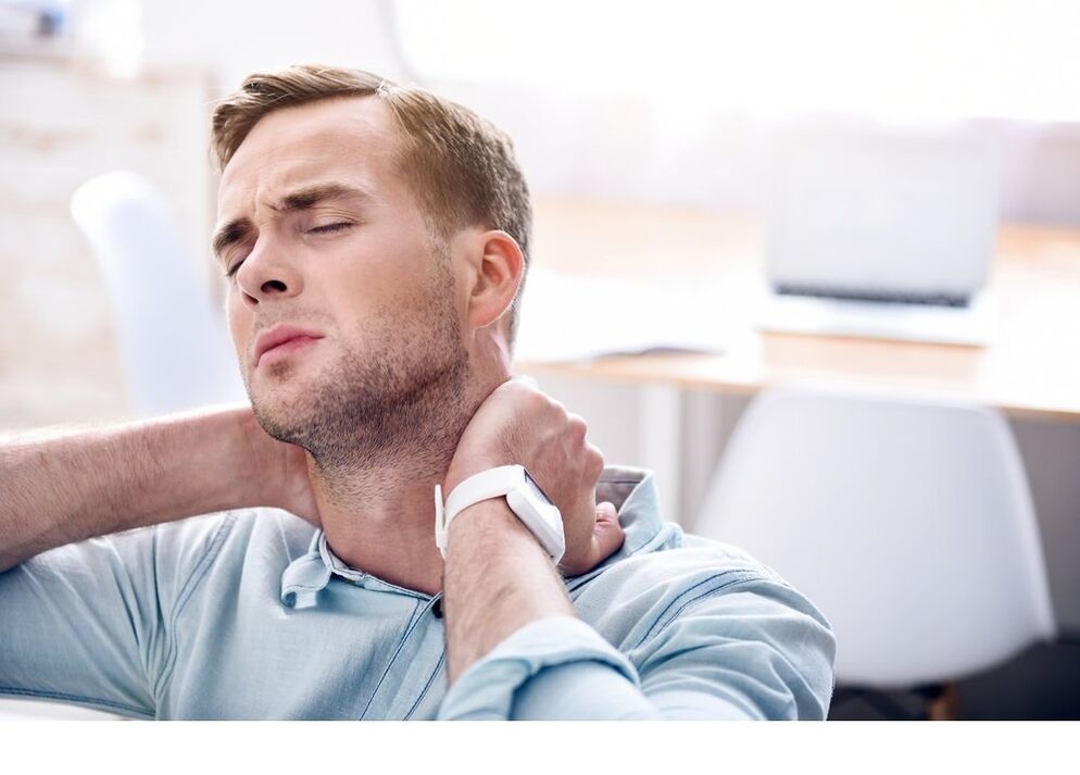 Dureri de gât la un bărbat din cauza unei tumori